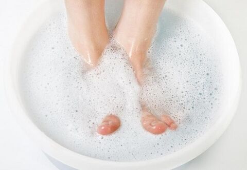 banho de refrigerante para tratar fungos nas unhas
